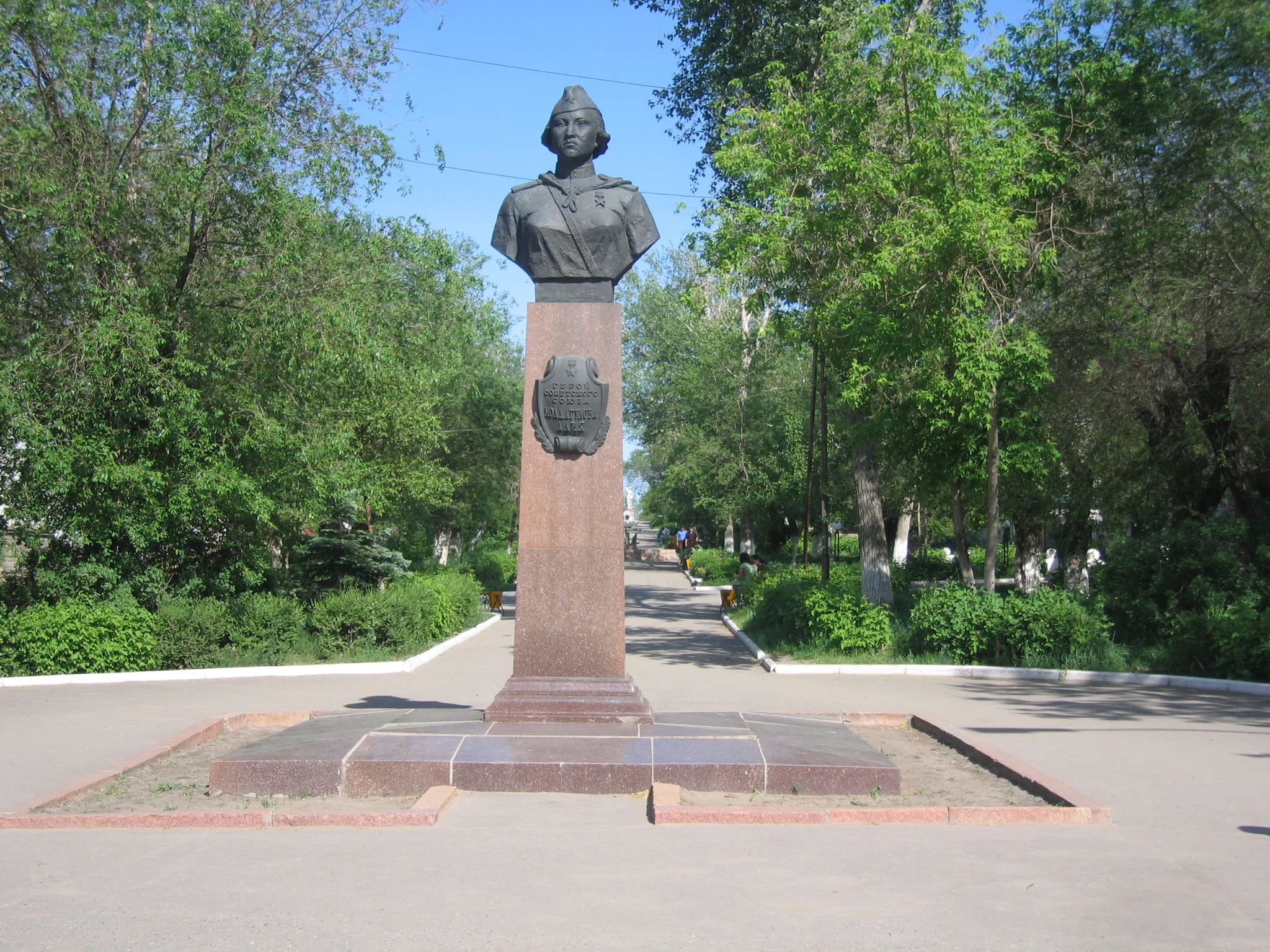 Кеңес Одағының батыры Әлия Молдағұлованың ескерткіш-мүсіні
