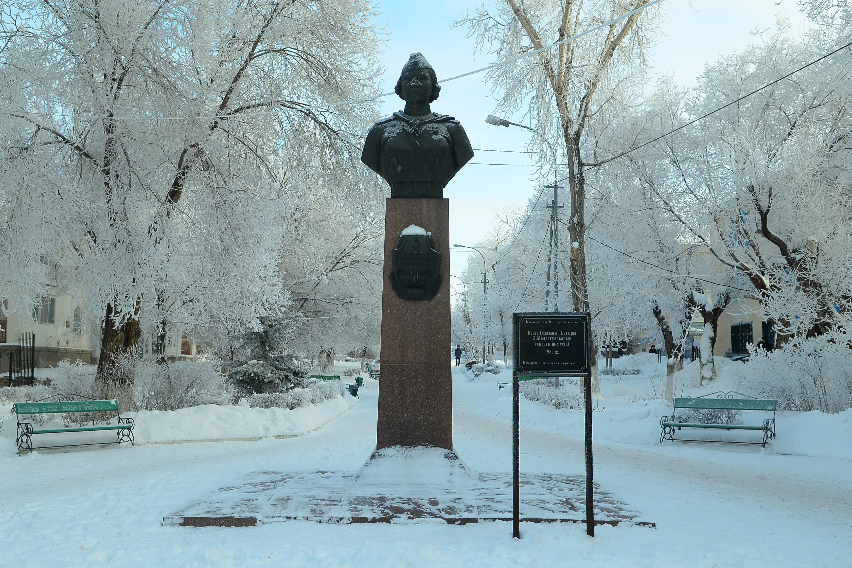 Кеңес Одағының батыры Әлия Молдағұлованың ескерткіш-мүсіні