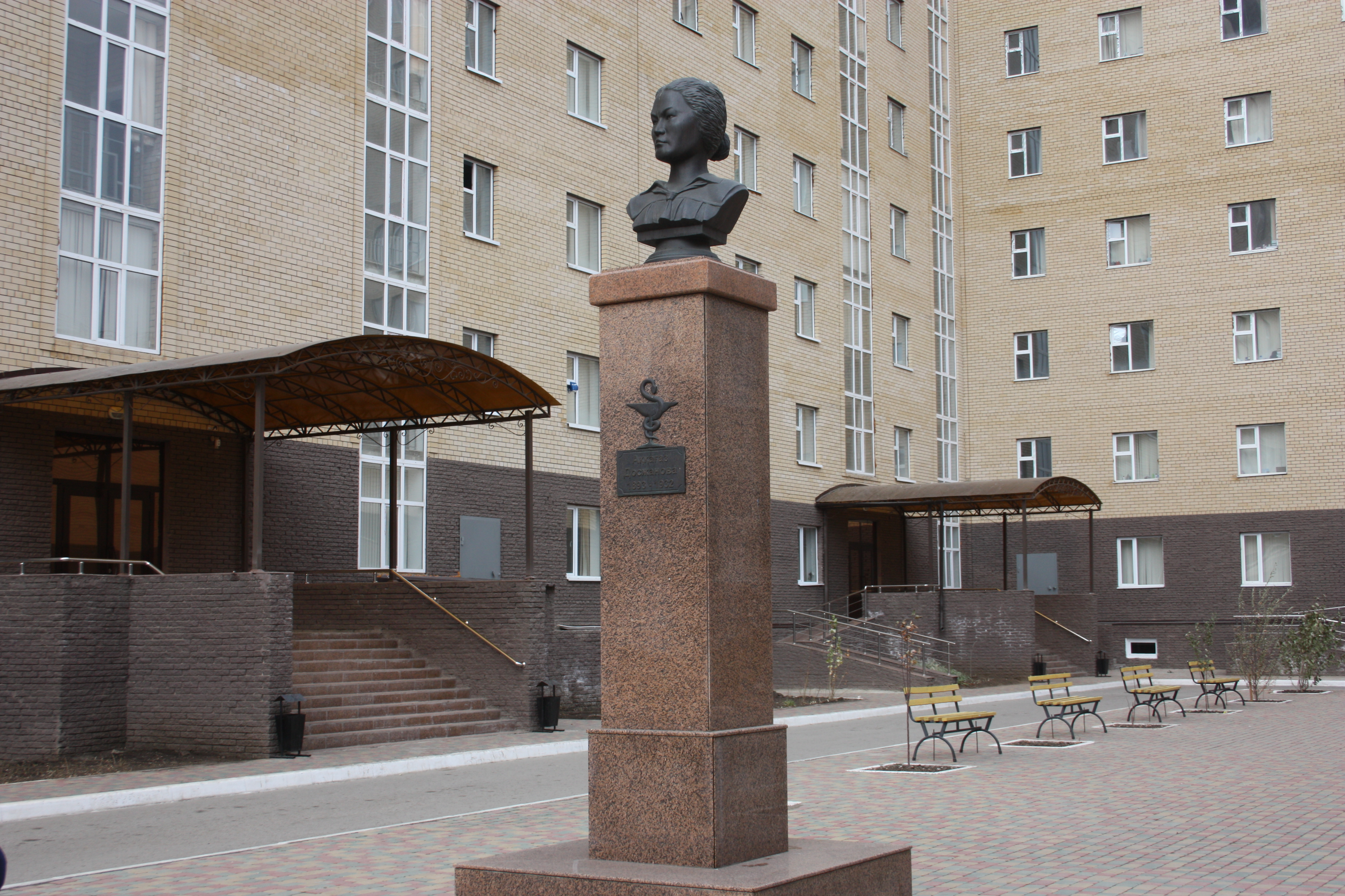 А. Досжанова ескерткіш-мүсіні