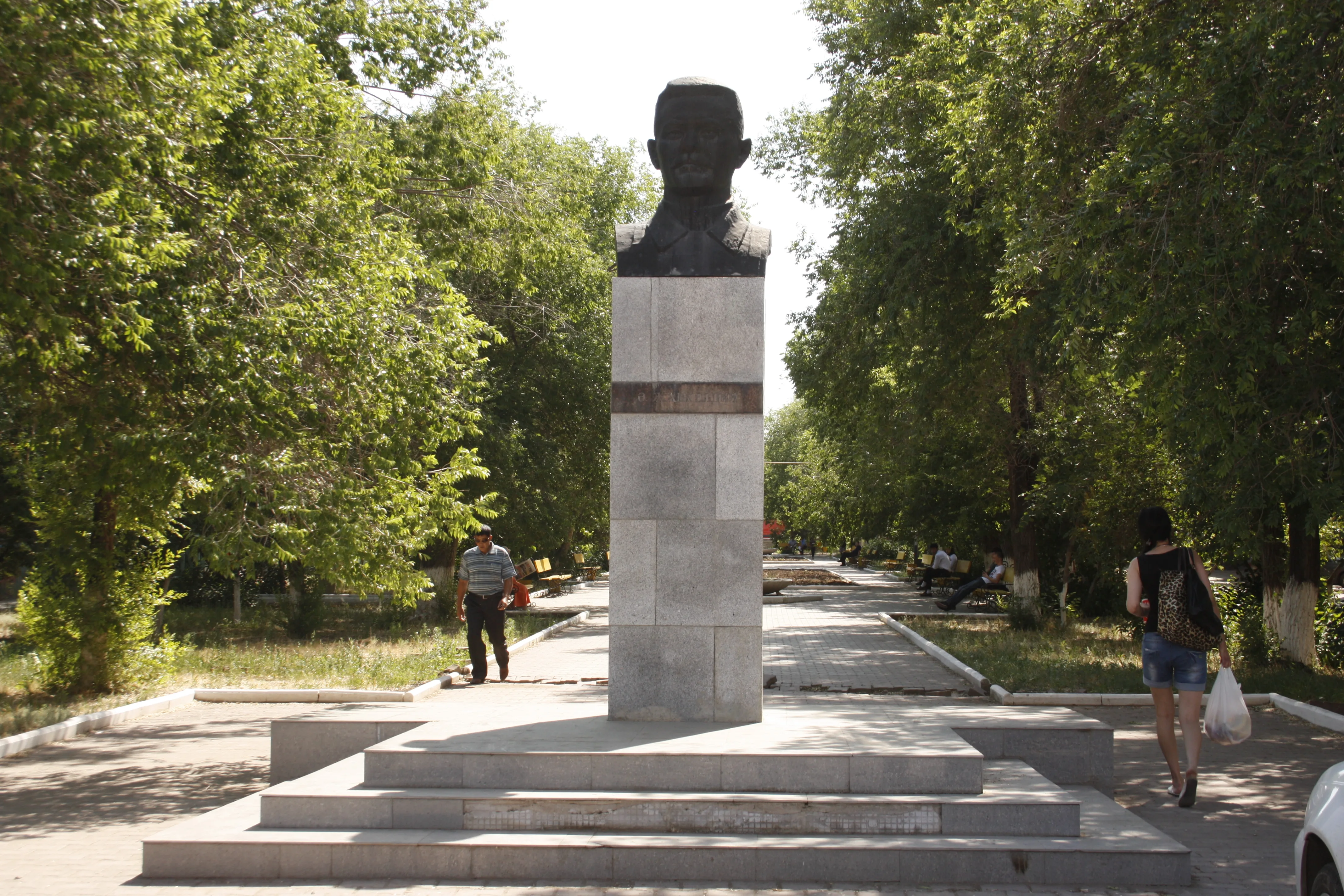 Ә. Жангелдин ескерткіш-мүсіні