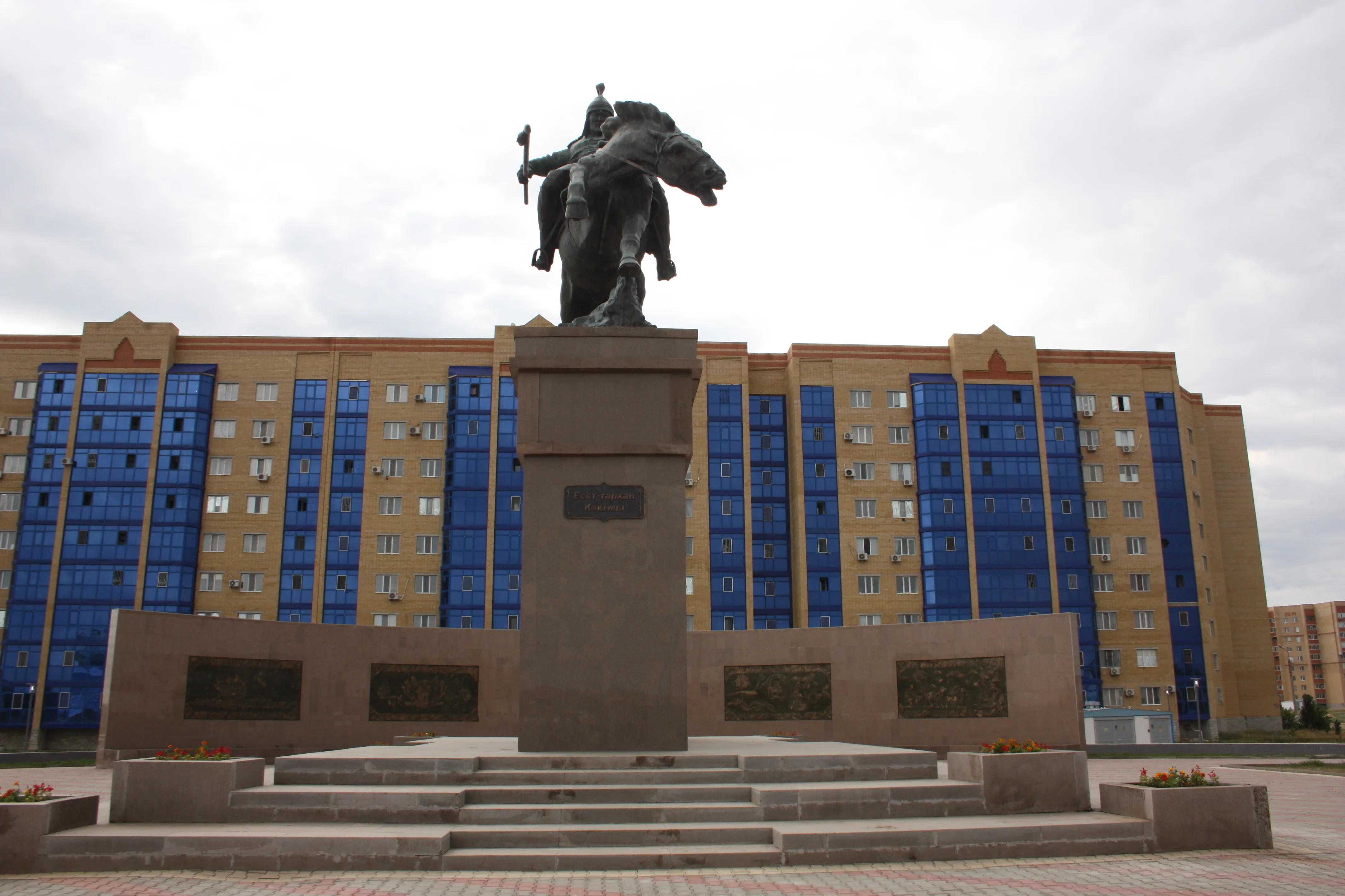 Есет батыр Көкіұлының ескерткіші